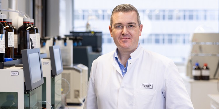 Prof Ryan Gilmour wants to find out how his strategy for producing fluorine-containing molecular building blocks can be brought to the market.<address>© Uni MS - Peter Leßmann</address>