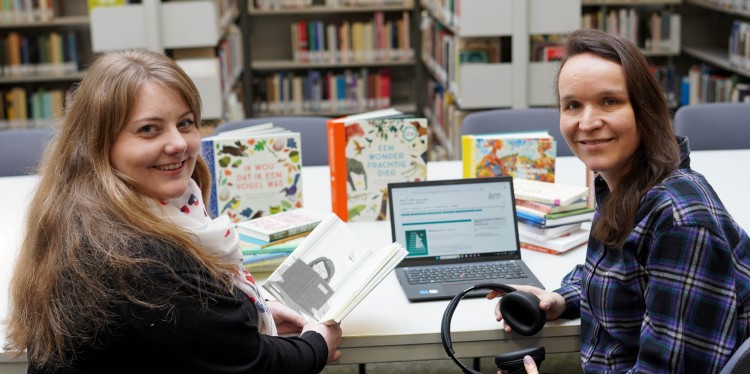 Dr. Beatrix van Dam (r.) und Alina Viermann präsentieren die neue Webseite des „Lyrisch!“-Projekts, das niederländische Literatur mit allen Sinnen erfahrbar macht.<address>© Uni MS - Julia Harth</address>