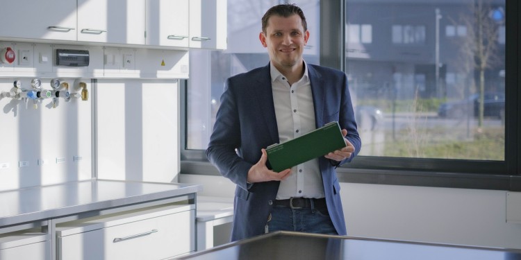 Prof Dr Simon Lux, shown here with a battery cell in an innovation lab at the FFB PreFab, completed his doctorate under Prof Dr Martin Winter at the MEET Battery Research Centre at the University of Münster.<address>© Fraunhofer FFB</address>