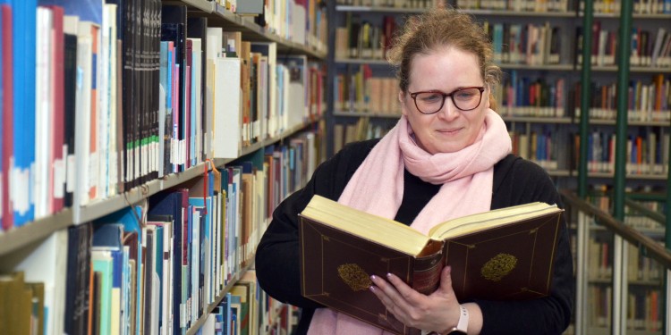 Der Besuch in der Bibliothek im Haus der Niederlande gehört für Jessica Winger zum Unialltag.<address>© Uni MS - Julia Harth</address>