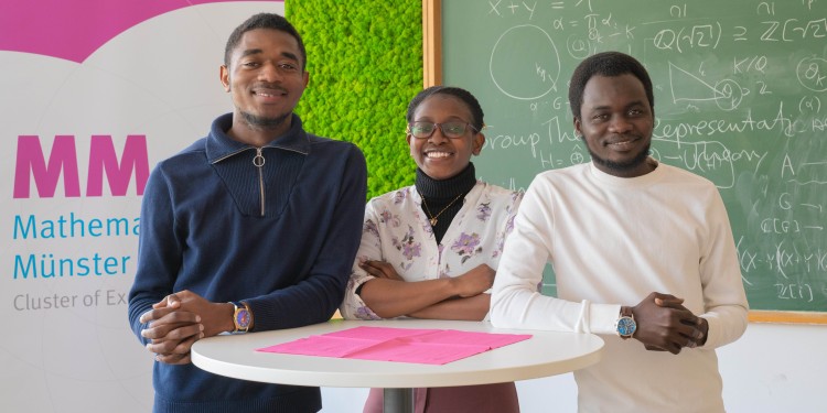 Sie sind die ersten YAM-Stipendiaten am Exzellenzcluster Mathematik Münster: Junior Parfait Ngalamo, Marjory Mwanza und Abakar Assouna Mahamat (v. l.).<address>© Uni MS - Victoria Liesche</address>