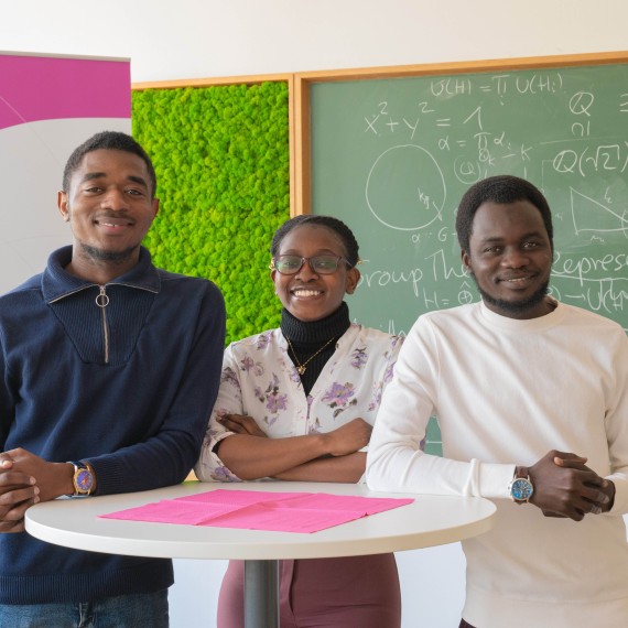 They are the first YAM fellows at the Mathematics Münster Cluster of Excellence: Junior Parfait Ngalamo, Marjory Mwanza and Abakar Assouna Mahamat (from left).<address>© Uni MS - Victoria Liesche</address>