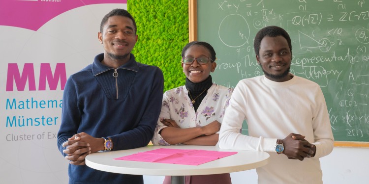 They are the first YAM fellows at the Mathematics Münster Cluster of Excellence: Junior Parfait Ngalamo, Marjory Mwanza and Abakar Assouna Mahamat (from left).<address>© Uni MS - Victoria Liesche</address>