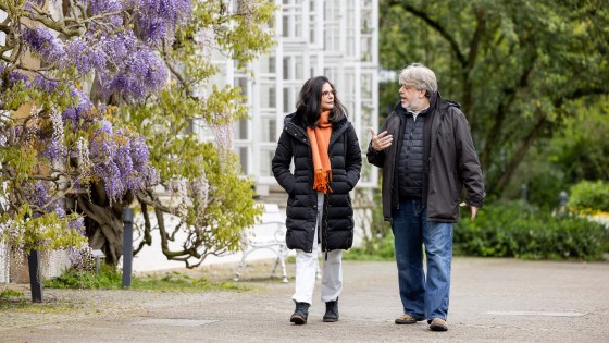 Two guest professors take a walk together in the Botanical Garden: Prof. Elaine Maria Souza Fagundes and Prof. José Carlos Vaz are the current incumbents of the Brazil Chair.<address>© University of Münster - Peter Leßmann</address>