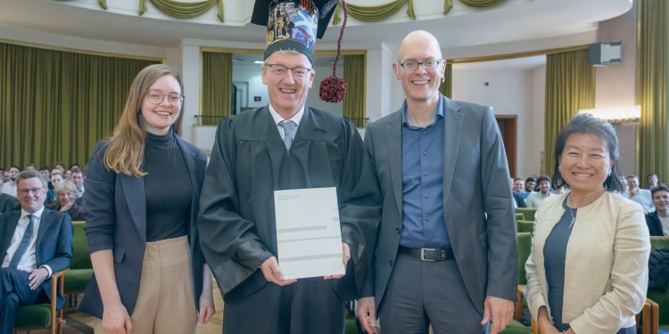 Prof. Dr. David MacMillan (2. v. l.) mit Dekan Prof. Dr. Frank Glorius und den Laudatorinnen Carla Hümpel (l.) und Dr. Jean Kim bei der Feierstunde in der Schlossaula.<address>© Uni MS - Peter Dziemba</address>