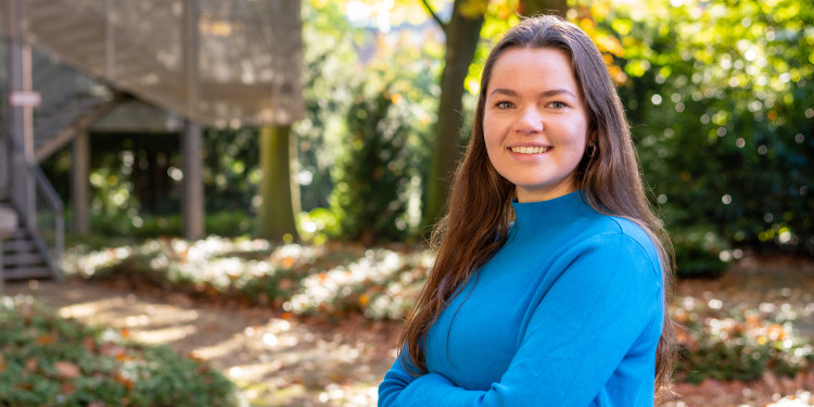 Ob als publizierende studentische Hilfskraft in der Erziehungswissenschaft, als Gremienmitglied oder „DigitalChangeMaker“: Annalisa Biehl beschäftigt sich intensiv mit Studienbedingungen und Hochschulpolitik – auch deshalb strebt sie aktuell eine wissenschaftliche Laufbahn nach ihrem Studium an.<address>© Uni MS - Johannes Wulf</address>