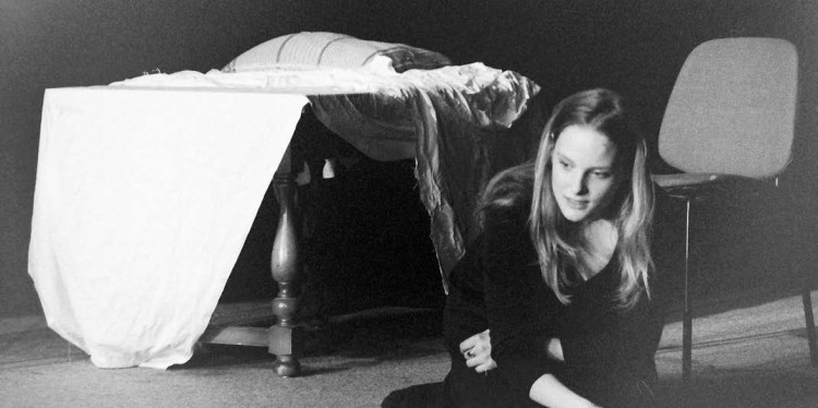 „Romeo & Julia“-Inszenierung auf der Studiobühne: Anne Ratte-Polle als Julia im Jahr 1996.<address>© Universitätsarchiv Münster, Zugang Studiobühne 8.2103</address>