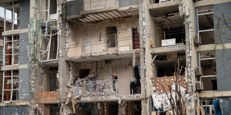 Das Bild zeigt ein von Rakten und Drohnen zerstörtes Wohnhaus in Kiew.<address>© picture alliance / Sipa USA | Matthew Rodier</address>