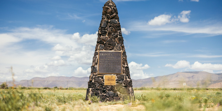 Ein Mahnmal erinnert an den Trinity-Test, der 1945 in New Mexico (USA) durchgeführt wurde und den Weg für die Atombombenabwürfe über Hiroshima und Nagasaki freimachte. Der Physiker Robert Oppenheimer, Leiter des Trinity-Projekts, setzte sich später gegen atomare Aufrüstung ein.<address>© stock.adobe.com - Gina</address>