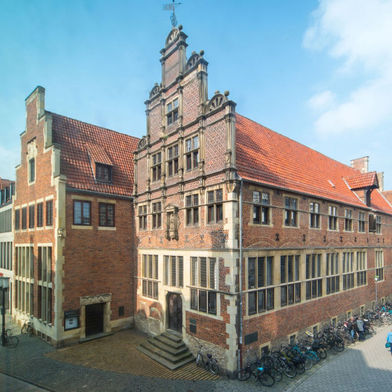 Das Bild zeigt eine Luftaufnahme des historischen Haus der Niederlande in Münster.<address>© Hermann Herden</address>