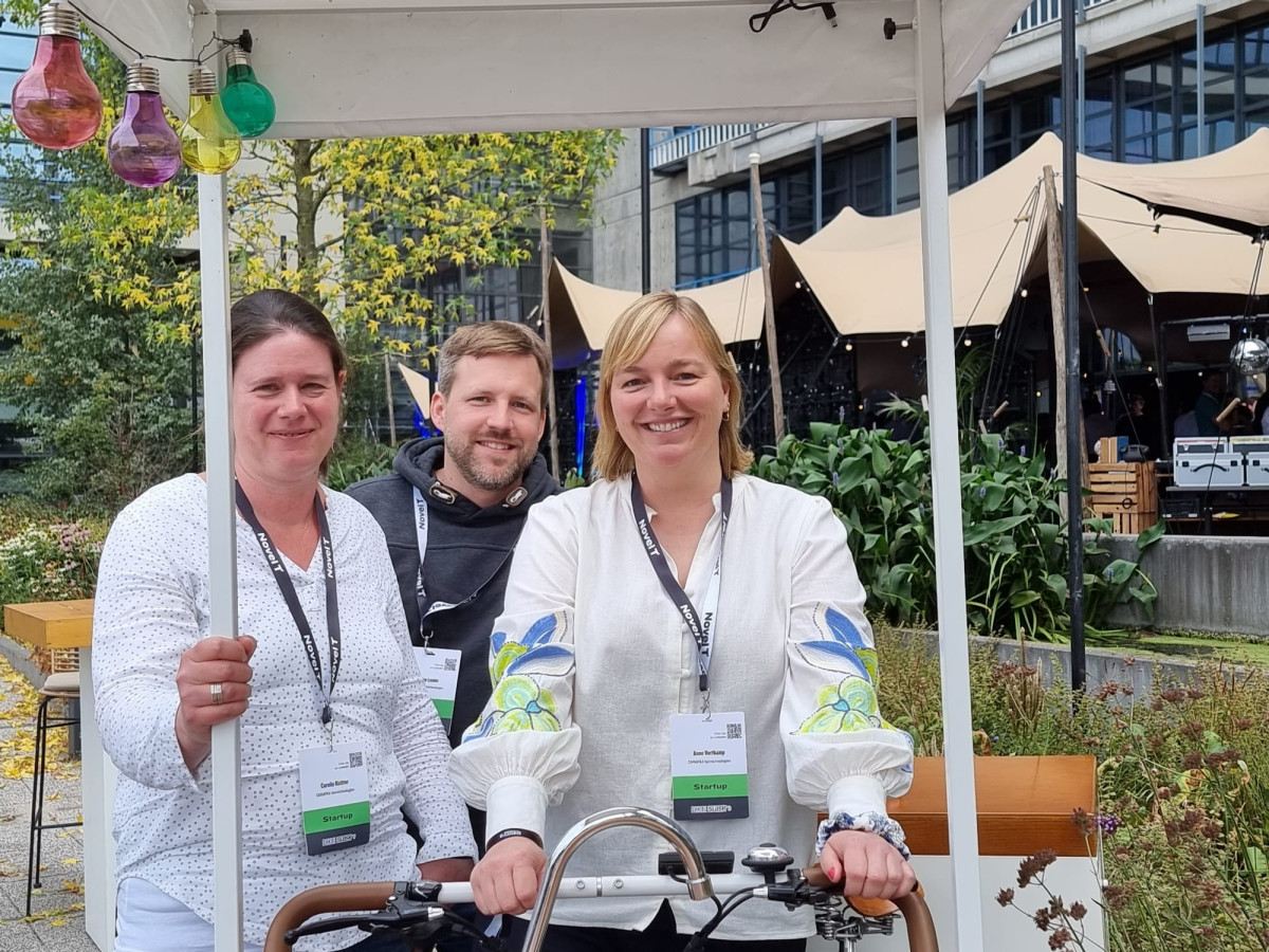 Zu sehen ist das Gründungsteam von CARAPAX: Dr. Carolin Richter, Dr. Philipp Lemke und Dr. Anne Vortkamp (v.l.) im Innenhof des „U Parkhotels“.© Uni MS - Brigitte Heeke