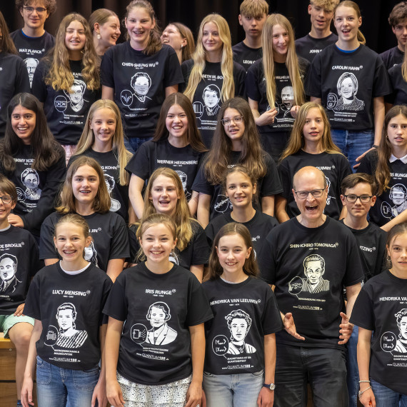 Physikdidaktiker Prof. Dr. Stefan Heusler (Mitte), Organisator der Abschlussveranstaltung zum Quantenjahr, mit Schülerinnen und Schülern der Chöre am Paulinum<address>© Uni MS - MünsterView</address>