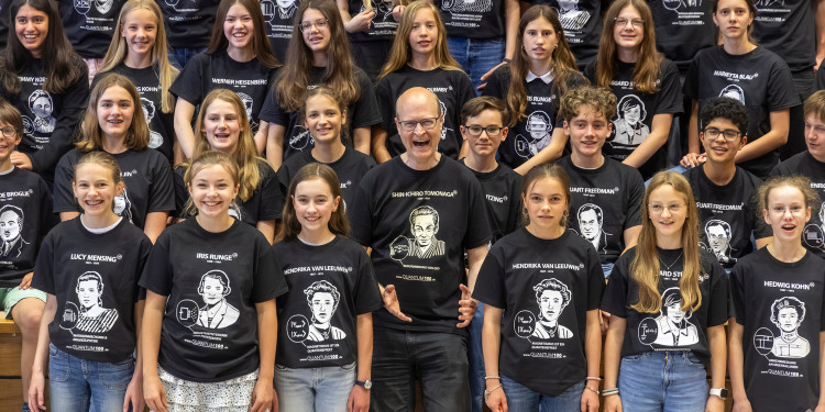 Physikdidaktiker Prof. Dr. Stefan Heusler (Mitte), Organisator der Abschlussveranstaltung zum Quantenjahr, mit Schülerinnen und Schülern der Chöre am Paulinum<address>© Uni MS - MünsterView</address>