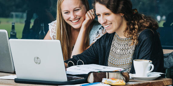 Zwei Frauen lernen im Campus Café