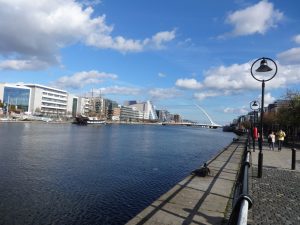 Der Fluss Liffey fließt durch das Zentrum von Dublin