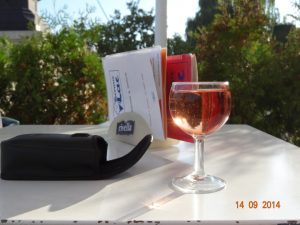 Stilleben - ein teures Gläschen Gamay aus der Genfer Region an einem Sonntagabend
