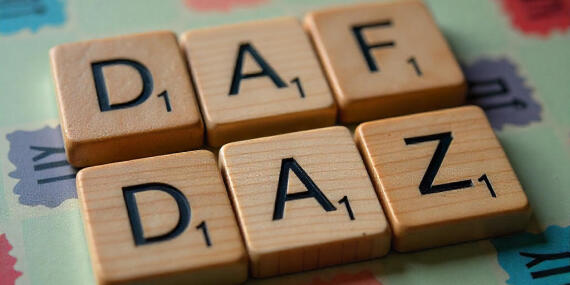 Freepik _lege-scrabble-so-dass-dafdaz-horizontal-auf-doppel _8633