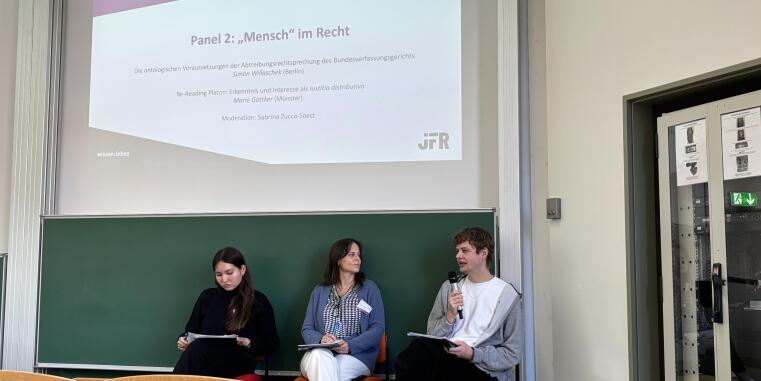 Panel 2 (Marie Göttker, Moderatorin Sabrina Zucca-Soest, Simon Willaschek)