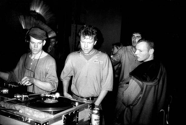 Dj and decks, Warehouse Rave
1. Januar 1998