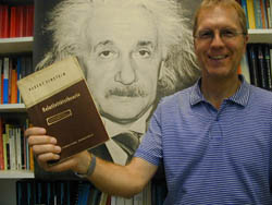 Sein altes Buch über die Relativitätstheorie von Albert Einstein hat der Physik-Professor Gernot Münster auch heute noch in seinem Büro an der Uni griffbereit.