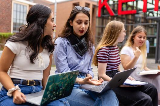 Studentinnen vor der Bibliothek