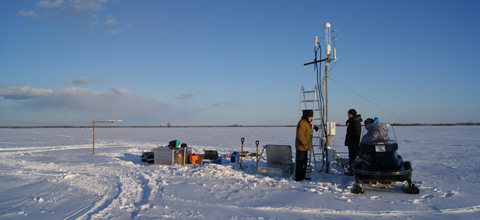 Aufbau einer Messstation im Schnee. (Foto: E. Fleischer)