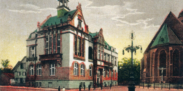Alte Postkarte mit einer farbigen Illustration eines Gebäudes mit Fachwerkdetails und einem angrenzenden Kirchengebäude mit einem hohen Turm. Die Karte zeigt eine historische Szene mit einigen Personen und einer Laterne im Vordergrund.
