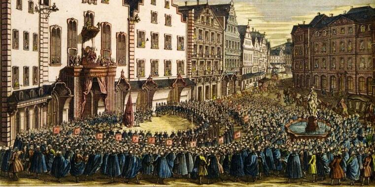 Farbige Stich aus dem Jahr 1745, die den Römer in Frankfurt am Main bei der Huldigung des Kaisers zeigt. Die Stich zeigt eine belebte Szene mit vielen Menschen, die auf dem Römerhof versammelt sind, um den Kaiser zu begrüßen. Ein Banner mit dem Titel "Huldigung des Heiligen Römischen Reichs Stadt Frankfurt am Main" ist zu sehen.