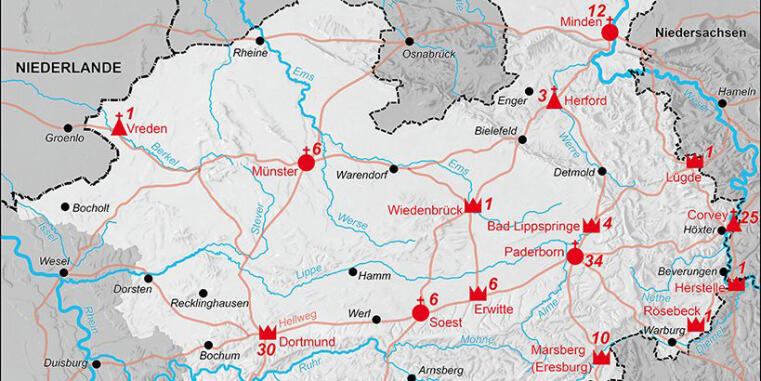 Historische Übersichtskarte von Westfalen und angrenzenden Regionen mit rot markierten Städten, Burgen und Ereignisorten sowie blauen Flussverläufen; eingetragen sind unter anderem Münster, Dortmund, Paderborn, Minden, Herford und Corvey mit zugehörigen Zahlenangaben.