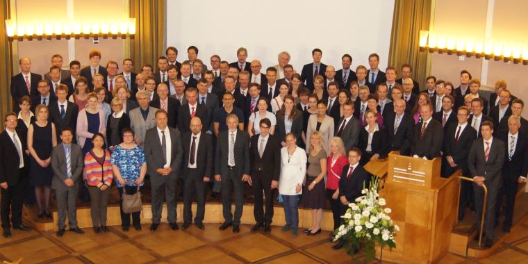 Prof. Dr. Dr. h.c. Dirk Ehlers im Kreise von (zumeist früheren) Doktorand:innen und Mitarbeiter:innen auf seiner Abschiedsvorlesung am 28.6.2013.