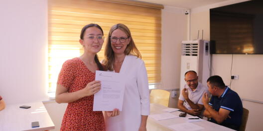 Prof. Dr. Reuvekamp und eine der Doktorand*innen aus Usbekistan