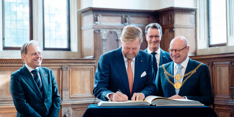 Königsbesuch 25.09.2025: Eintrag ins Goldene Buch der Stadt Münster