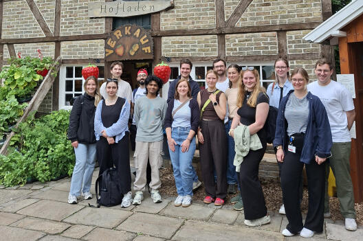 Doctoral students from our Integrated Research Training Group “Multiscale Imaging” on a joint excursion during our two-day summer lectures. This year, our project leaders provided the group with an overview of optogenetics and labelling chemistry, bioinformatics and mathematical modelling in biomedical imaging, as well as the mechanisms of infection and innate immunity. (Summer Lectures, June 2026)