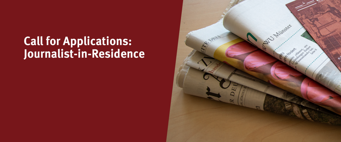 Grafik, auf der einen Seite dunkelrot mit dem Schriftzug "Call for Applications: Journalist-in-Residence", auf der anderen Seite ein Foro mehrerer gestapelter Zeitungen. 