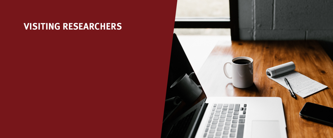 Grafik mit dem Titel „Visiting Researchers“ neben einem Foto eines Holzschreibtischs mit aufgeklapptem Laptop, Kaffeetasse, Notizblock mit Stift und Smartphone.