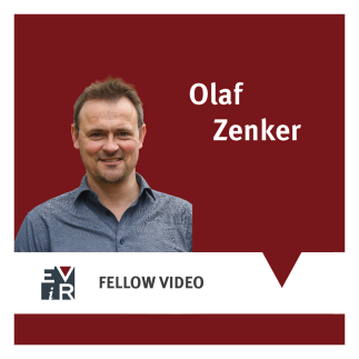 Grafik mit dunkelrotem Hintergrund und dem Porträt von Olaf Zenker, einem lächelnden Mann mit kurzem braunem Haar und Bart in einem dunkelblauen Hemd. Oben steht „Olaf Zenker“, unten „FELLOW VIDEO“ neben einem Logo.