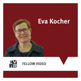 Grafik mit dunkelrotem Hintergrund und dem Porträt von Eva Kocher, einer Frau mit kurzem braunem Haar, Brille und dunkler Jacke. Oben steht „Eva Kocher“, unten „FELLOW VIDEO“ neben einem Logo.