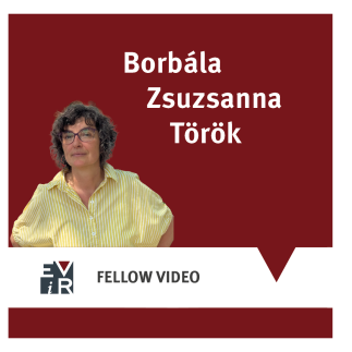 Grafik mit dunkelrotem Hintergrund und dem Porträt von Borbála Zsuzsanna Török, einer Frau mit lockigem dunklem Haar und Brille in einer gelb-weiß gestreiften Bluse. Oben steht „Borbála Zsuzsanna Török“, unten „FELLOW VIDEO“ neben einem Logo.