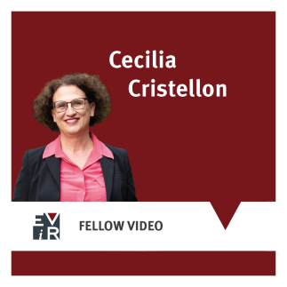 Grafik mit dunkelrotem Hintergrund und dem Porträt von Cecilia Cristellon, einer lächelnden Frau mit lockigem dunklem Haar, Brille, pinker Bluse und schwarzem Blazer. Oben steht „Cecilia Cristellon“, unten „FELLOW VIDEO“ neben einem Logo.