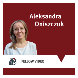  Grafik mit dunkelrotem Hintergrund und dem Porträt von Aleksandra Oniszczuk, einer lächelnden Frau mit schulterlangem blondbraunem Haar, Brille und hellem Oberteil. Oben steht „Aleksandra Oniszczuk“, unten „FELLOW VIDEO“ neben einem Logo.