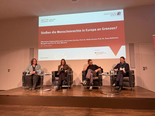 Vier Personen auf einem Podium