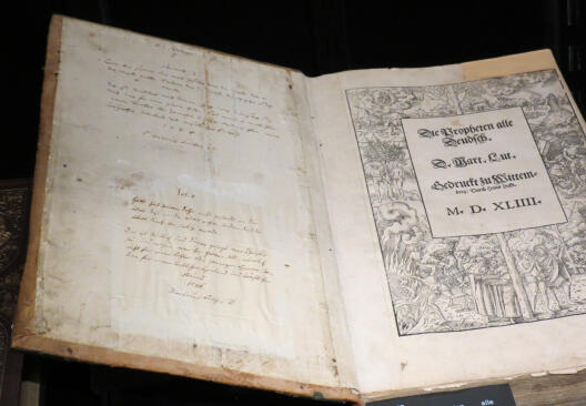 Eines der Highlights ist eine handschriftlliche Widmung Martin Luthers in der letzten Bibelausgabe, die zu seinen Lebzeiten erschienen ist.