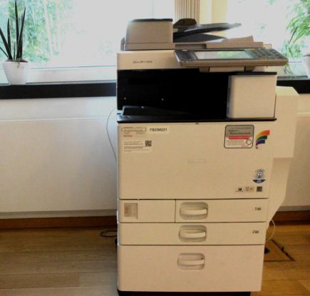 Abbildung des Drucker & Scanners im Eingangsbereich des RWS I.