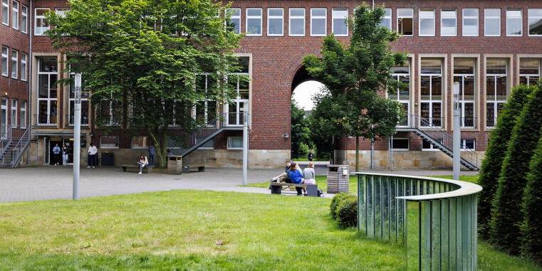 Innenhof des Juridicums mit Blick auf den Eingang zum Rechtswissenchaftlichen Seminar I. 