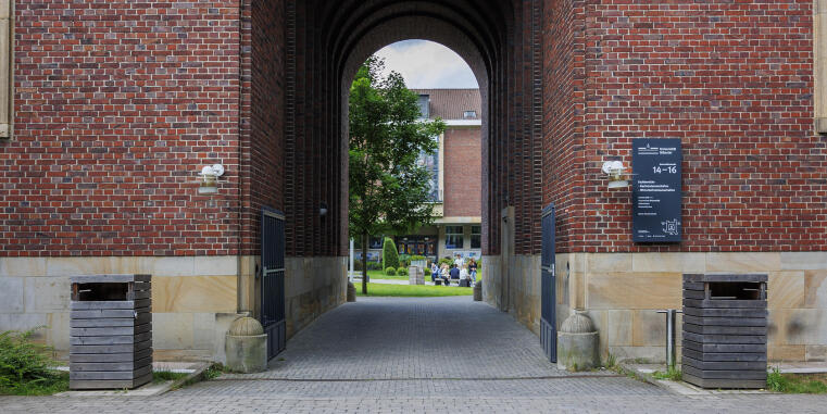 Eingang zum Juridicum vom Krummer Timpen kommend. 