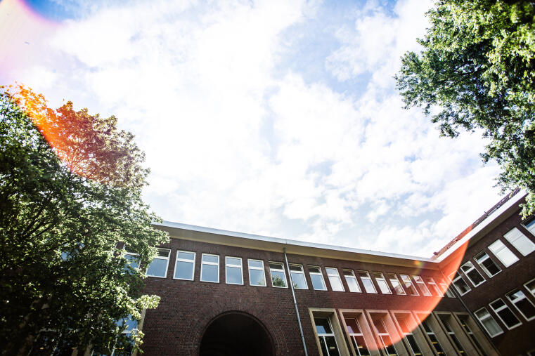 Der Innenhof des Juridicums und der darüber gelegene Himmel.