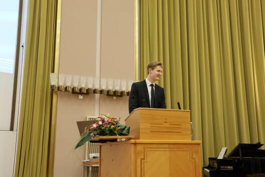 Fachschaftsvorsitzender Matthis Dickebohm, der Vorsitzende der Fachschaft Jura, während seiner Rede.