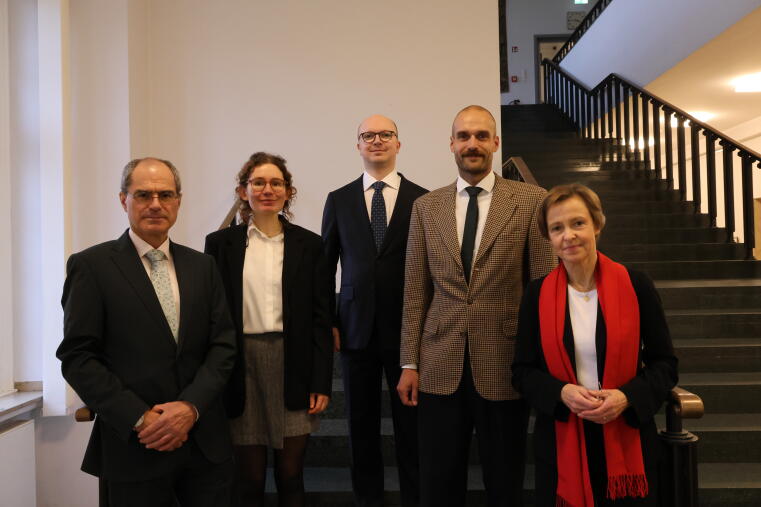 Die Preisträger:innen des Promotionspreises der Rechtswissenschaftlichen Fakultät 2025 (v.l.n.r. Prof. Dr. Peter Oestmann, Dr. Christina Marie Koch, Dr. Karl Döding, Dr. Roman Hensel und Prof. Dr. Petra Pohlmann)