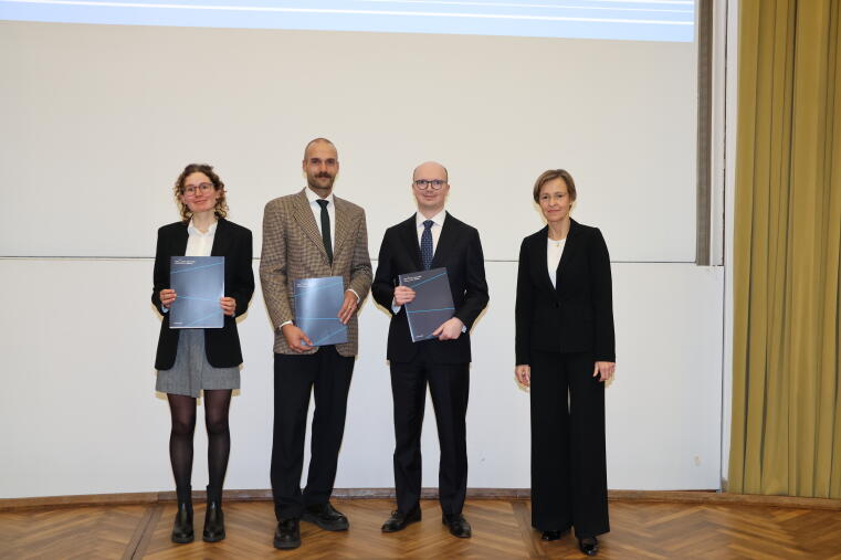 Preisträger:innen des Dissertationspreises der Rechtswissenschaftlichen Fakultät v.l.n.r.: Dr. Christina Marie Koch, Dr. Roman Hensel, Dr. Karl Döding und Prof. Dr. Petra Pohlmann