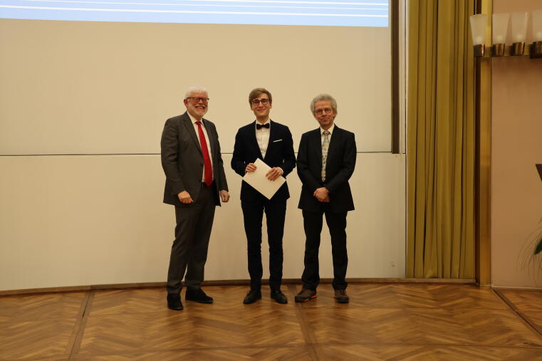 Ehrung des Examensbesten 2025 Lukas Dallaf durch Prof. Dr. Fabian Wittreck